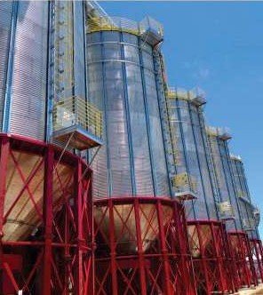 Silos elevados en planta de granos