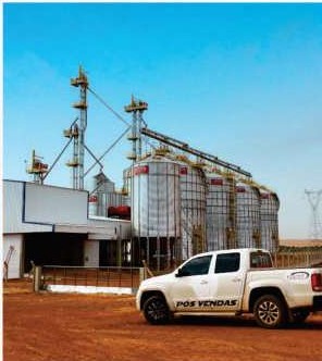 Conjunto de silos elevados con área de maniobra