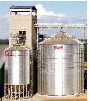 Silos elevados en instalación industrial